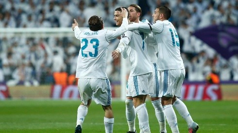 FESTEJO BLANCO. Todos van a abrazar a Cristiano Ronaldo después de su gol (Foto: Getty).