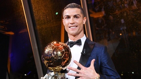 MANITA. Cristiano Ronaldo muestra su quinto Balón de Oro a la cámara.