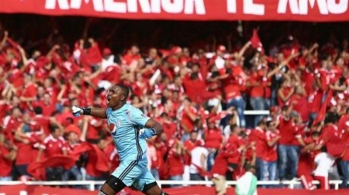 El guardameta de América de Cali jugará la Copa Sudamericana con los diablos rojos (FOTO: Twitter Carlos Bejarano)