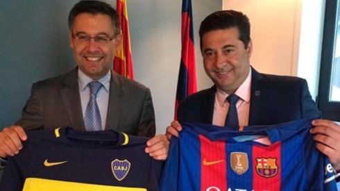 Bartomeu y Angelici, presidentes de Barcelona y Boca, sonríen posando con las camisetas de los equipos.