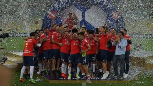 AQUÍ ESTÁ EL CAMPEÓN. Independiente levanta el título de la Copa Sudamericana 2017.