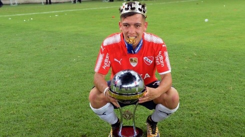 CON LA CORONA. Ezequiel Barco posa con la Copa Sudamericana como un rey.