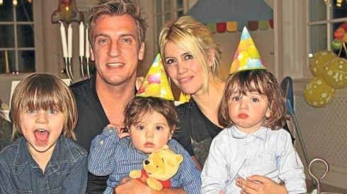 Maxi López y Wanda Nara junto a sus hijos en un cumpleaños.