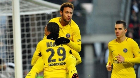LOS SOCIOS. Mbappé celebra con Neymar en el triunfo contra el Rennes.
