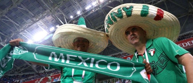 CIELITO LINDO. Dos fanáticos del Tri que siguen a la selección a donde vaya.