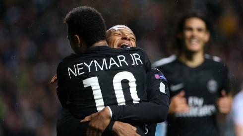 LA MCN. Neymar se abraza con Mbappé con Cavani de fondo.