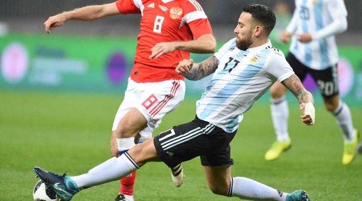 INTERNACIONAL. Otamendi corta el camino de un rival en uno de los últimos amistosos de Argentina (Foto: Getty).