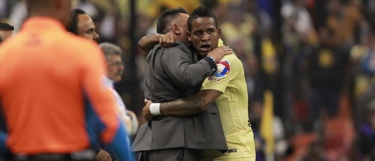 VIEJOS CONOCIDOS. Arroyo abraza a Mohamed en el América tras marcarle a Tigres.
