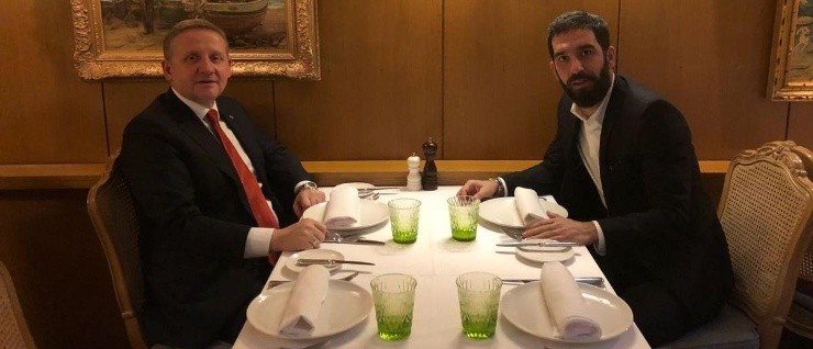FOTO DE ACUERDO. Goksel Gumusdag cena con Arda Turan (Foto: Twitter/İstanbul Başakşehir).