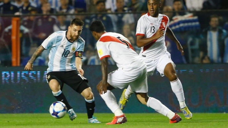 MANO A MANO. En La Bombonera, Araujo tuvo un partido de 10 puntos al anular a Messi (Foto: Getty).