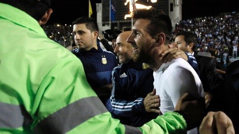 JUNTOS POR MILAGROS. Jorge Sampaoli y Lionel Messi, felices en Quito por la clasificación (Foto: Getty).