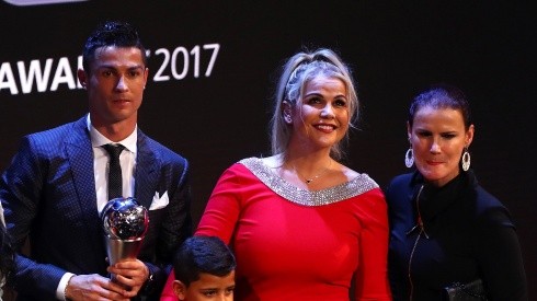 HERMANDAD. Katia (derecha, de rojo) junto a Cristiano en la gala de The Best.
