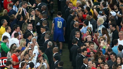 LA ÚLTIMA IMAGEN. Messi camino a recibir al premio al mejor jugador, el que menos quería ganar (Foto: Getty).