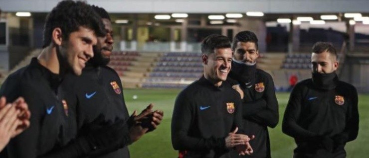 BIENVENIDO. Los compañeros lo recibieron en su primer entrenamiento con el grupo.
