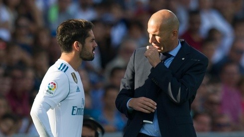 Zinedine Zidane da indicaciones a Isco.