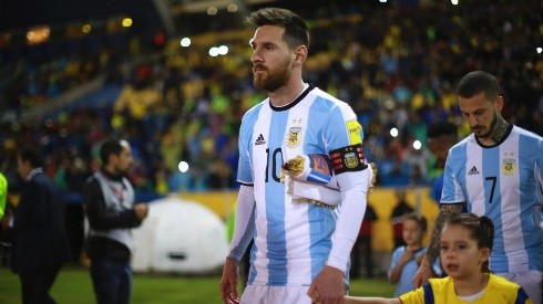 DE LA MANO DEL DIEZ. Lionel Messi camina hacia el campo en Quito, donde convertirá tres goles para clasificar a Rusia (Foto: Getty).