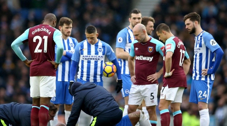 Chicharitoy Zabaleta ven como atienden a un rival (Getty)