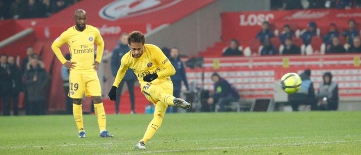 EL MOMENTO EXACTO. Diarra y Neymar ya saben el final del cuento: golazo de tiro libre.