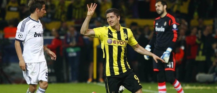 POKER. Lewandowski señala los cuatro goles ante Real Madrid.