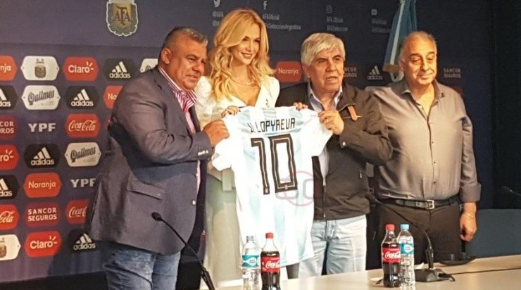 EL SUSTITUTO DE MESSI. Lopyreva con la Diez de la Argentina en AFA.