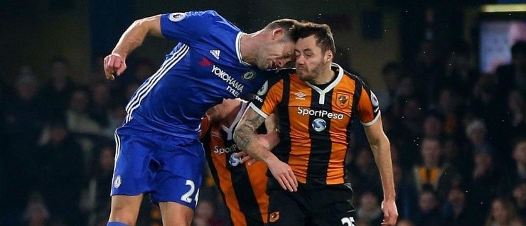 EL CHOQUE. Cahillimpacta la cabeza de Mason en enero del 2017.