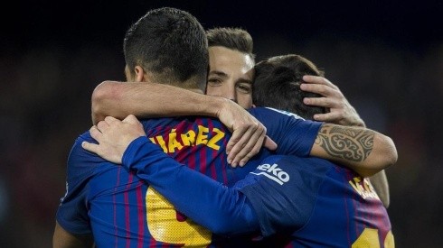 LOS TRES. Jordi Alba abraza a Luis Suárez y Lionel Messi tras un gol en el Camp Nou con Barcelona.