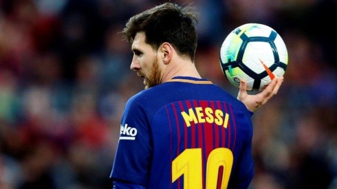 EL DUEÑO DEL BALÓN. Messi junto a la pelota en el último encuentro del Barcelona.