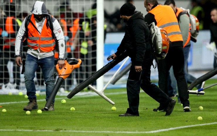 Los efectivos de la seguridad interna deben apurarse para que se reinicie el partido.