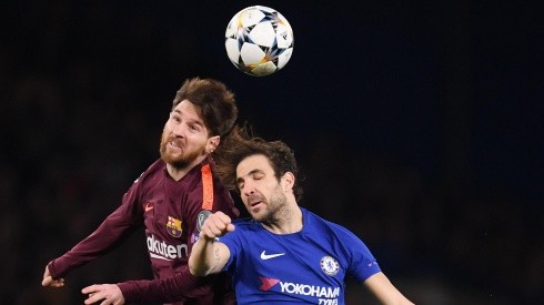 El encuentro entre Messi y Fábregas, acusado por un compañero del Chelsea de ceder en el gol del Barcelona
