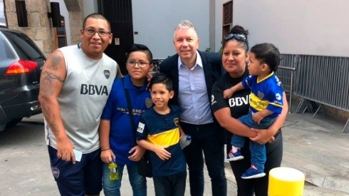 La pareja peruana junto con Carlos Tevez, Rodrigo y Riquelme.