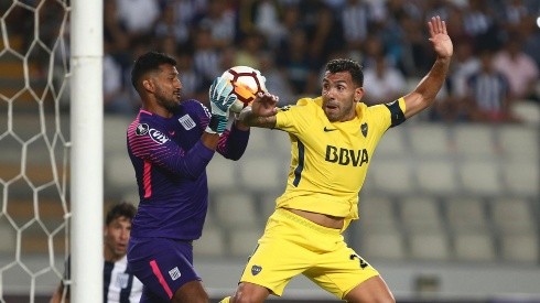 KUNG FU CARLOS. Tevez fue de lo mejor de Boca anoche en el pálido empate ante Alianza Lima.