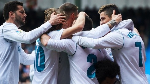 Los jugadores de Real Madrid en un abrazo.