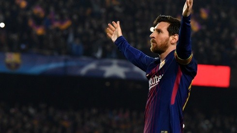 Lionel Messi celebrando su gol de cara a la gente.