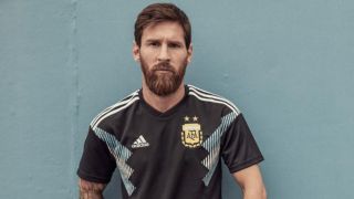 Messi posó con la camiseta suplente negra de Argentina, el mismo día de su  llegada a Manchester | Bolavip