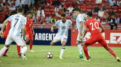 Lanzini jugando con la piel de la Selección Argentina.