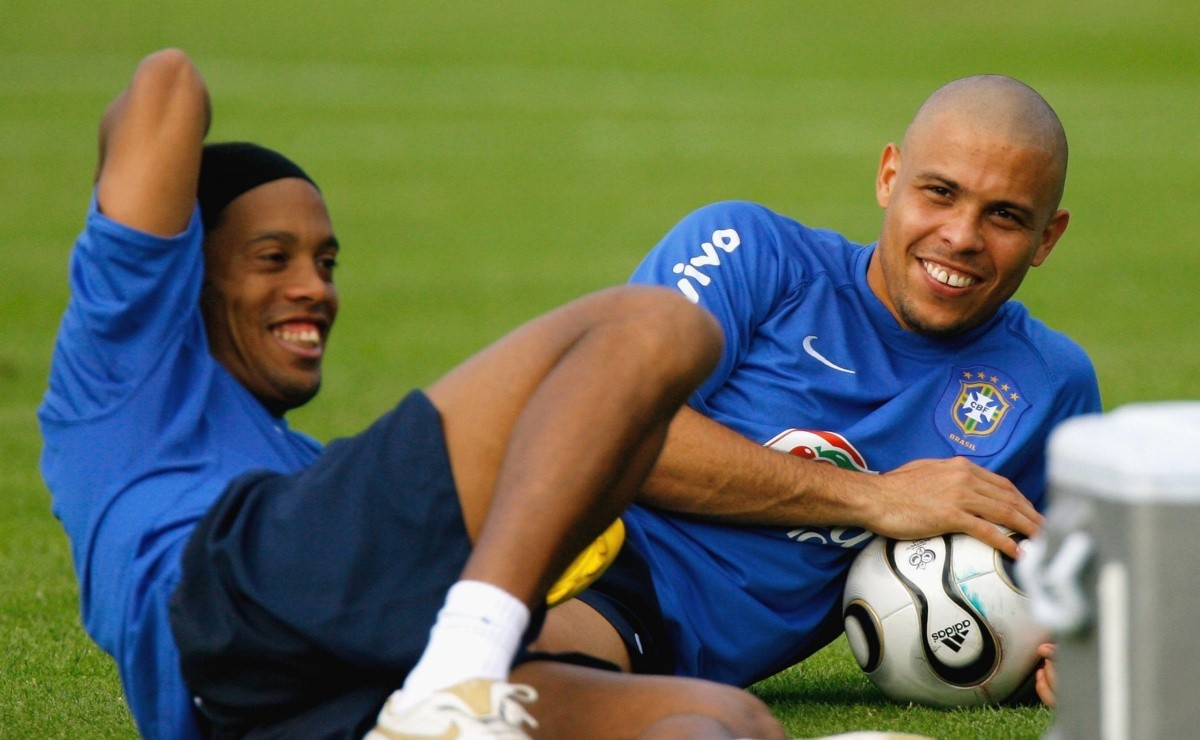 Ronaldo Subió Una Foto Con Ronaldinho Y Hasta El Balón Le Dio Like