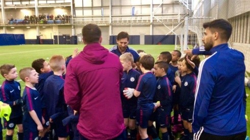 Hasta los niños le piden a Messi que se quede en las canchas del Manchester City