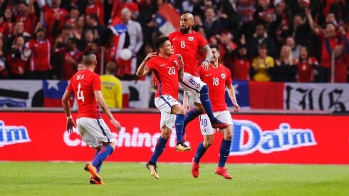 GOLAZO DE VIDAL. La reacción del chileno junto con sus compañeros después de marcar el 1-0 contra Suecia (Foto: Getty).