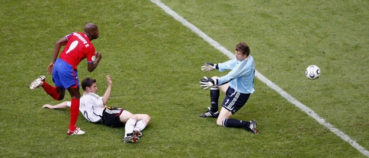 ALEMANIA 2006. Wanchope supera a Friedrich y Lehamann en el partido inaugural (Foto: Getty).