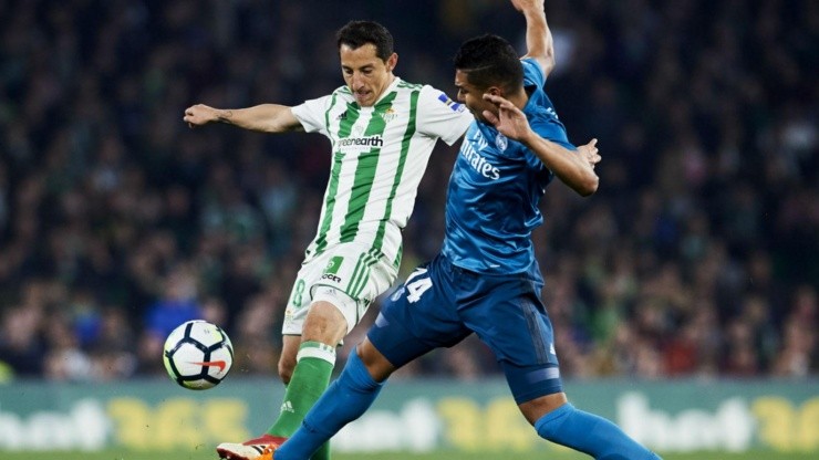 Andrés Guardado jugando con el uniforme de Real Betis.