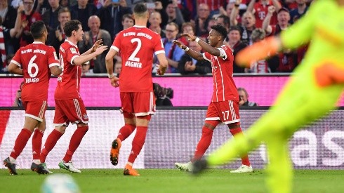 FELICIDADES, GOLEADOR. Todo Bayern Múnich celebra con Alaba su golazo por Bundesliga (Foto: Getty).