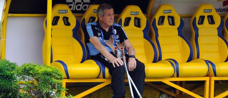 AL DUEÑO DEL BANCO. Tabárez durante la visita a Colombia durante las Eliminatorias de Rusia 2018 (Foto: Getty).