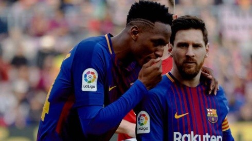 SECRETO CULÉ. Yerry Mina le dice algo al oído a Messi en el Camp Nou.