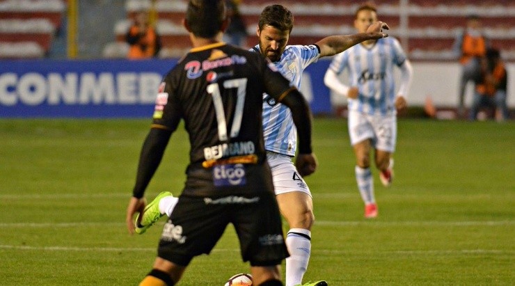ZAPATAZO AL ÁNGULO. Nicolás Romat en el momento exacto que dispara el 1-0 de Atlético Tucumán.