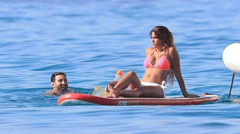 PAREJA DE DIEZ. Lionel Messi y Antonella Roccuzzo durante sus vacaciones.