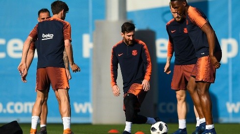 AL MEDIO. Messi trata de robar el balón en el rondo del Barcelona en el entrenamiento (Foto: Getty).