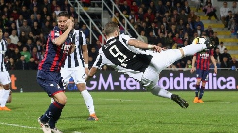 Foto de Gonzalo Higuaín y una pirueta en Juventus.