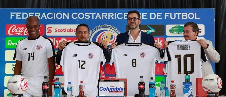 Junto al &quot;Machillo&quot; Ramírez, Fedefútbol presentó el uniforme alternativo.
