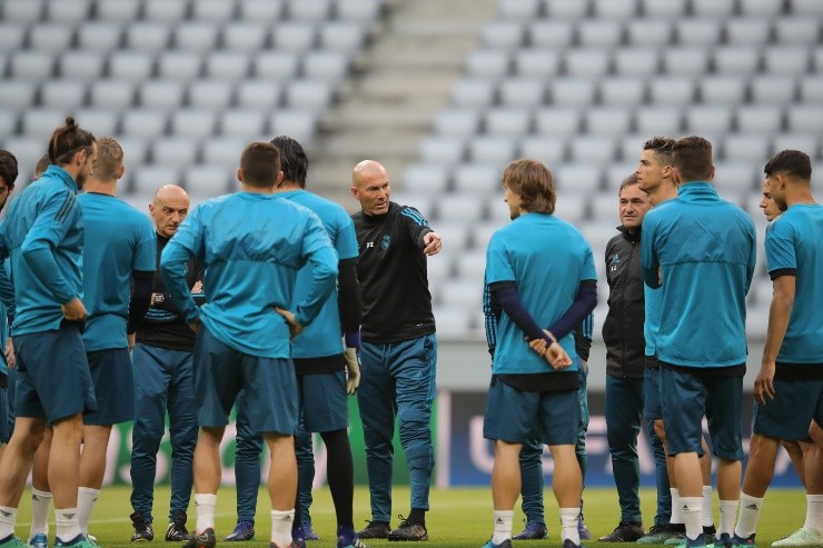 Zidaneda indicaciones a sus dirigidos en el último entrenamiento del Real Madrid