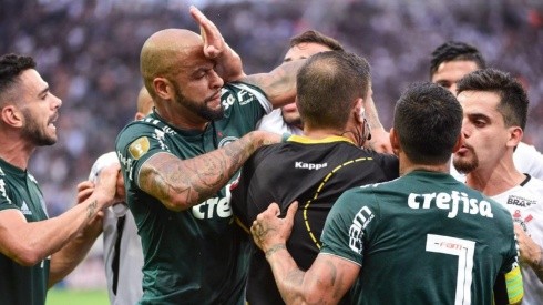 DE POCAS PULGAS. Felipe Melo a los golpes en el encuentro contra Corinthians.